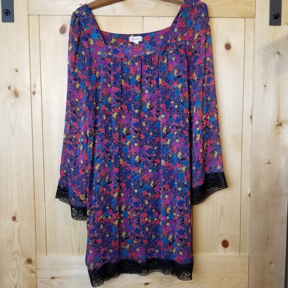 Olsenboye Boho Floral Bell Sleeve Lace Detail Lined Shift Dress